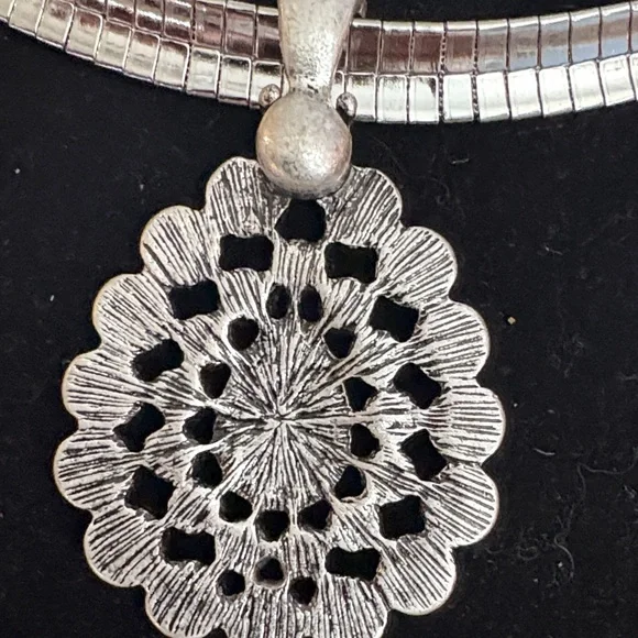 Elegant Silver Necklace with Pendant - Picture 5 of 8